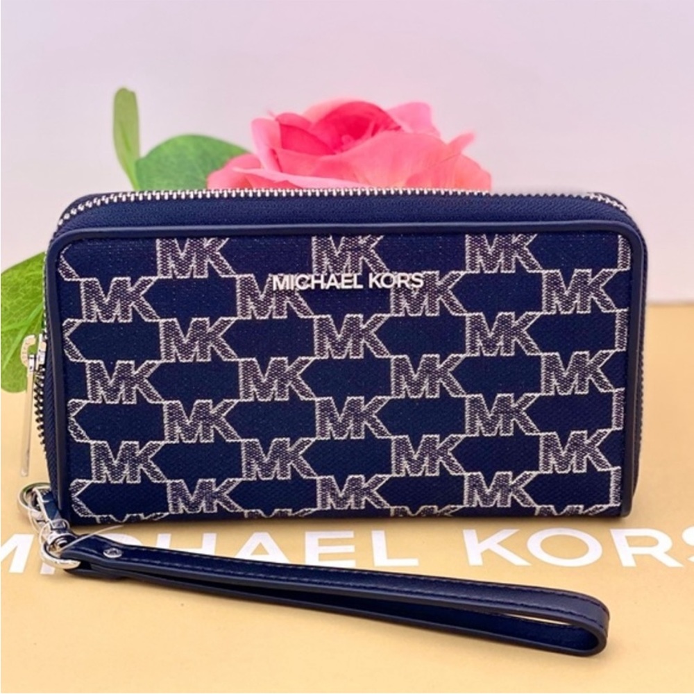 Michael Kors Jet Set Travel Wallet
Phone Case Wristlet Glimmer MK Print